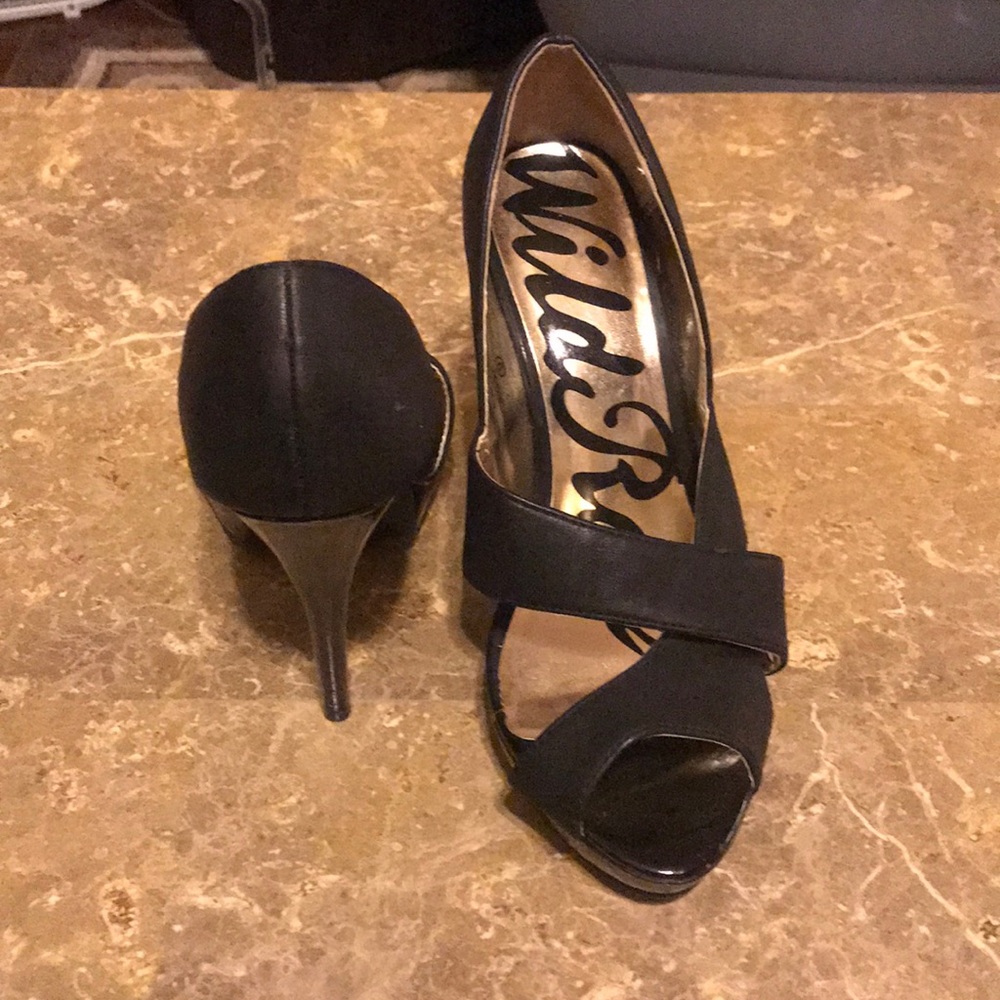 Peep toe pumps